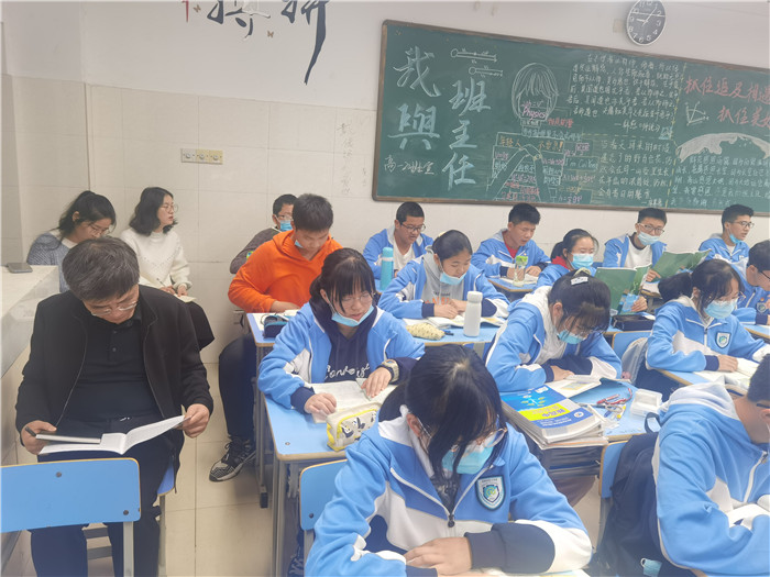 指引新課程新教材實施之路  構(gòu)建教師專業(yè)成長三重境界(圖1)