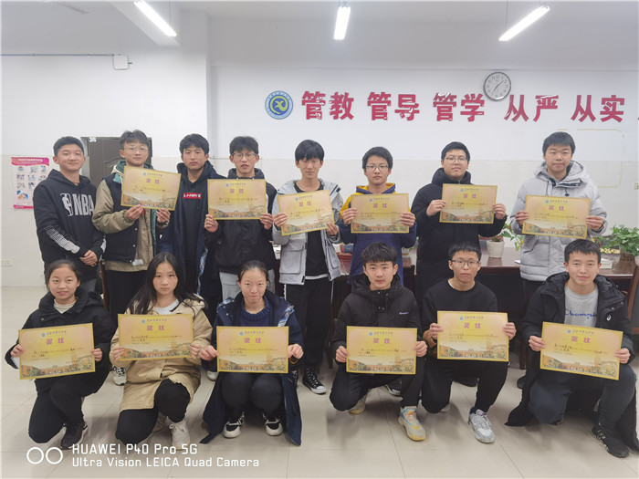 體育節(jié)獲獎代表領獎(圖1)