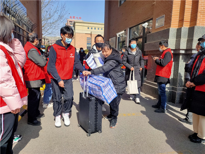 團(tuán)委:離校步履總匆忙，志愿服務(wù)暖心房(圖2)