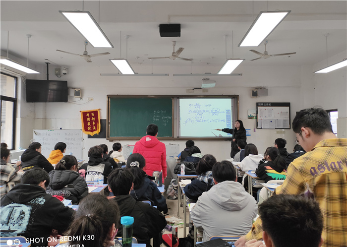 高二級(jí)部：兼聽(tīng)增新知，互評(píng)促成長(zhǎng)(圖1)