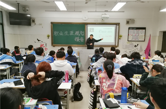 高二級(jí)部：職業(yè)生涯規(guī)劃啟迪夢(mèng)想，高二十六學(xué)子厲兵秣馬(圖1)