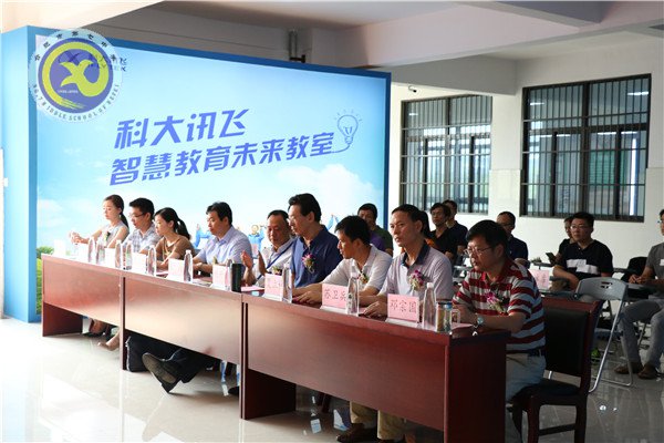 合肥七中與科大訊飛建立示范校合作，全國首個(gè)“智慧教育未來教室”落成(圖2)