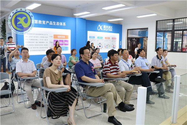 合肥七中與科大訊飛建立示范校合作，全國首個(gè)“智慧教育未來教室”落成(圖10)
