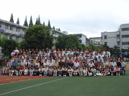 合肥七中2007屆部分優(yōu)秀畢業(yè)生回母校參加開學典禮后與老師們合影留念