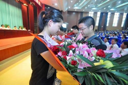 學(xué)生向新校建設(shè)功臣代表敬獻鮮花