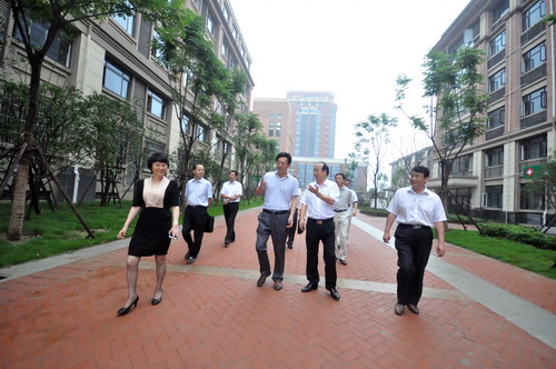 市人大副主任闞建華、市政協(xié)副主席程曉舫、市教育局局長徐靜平等領(lǐng)導(dǎo)考察新校