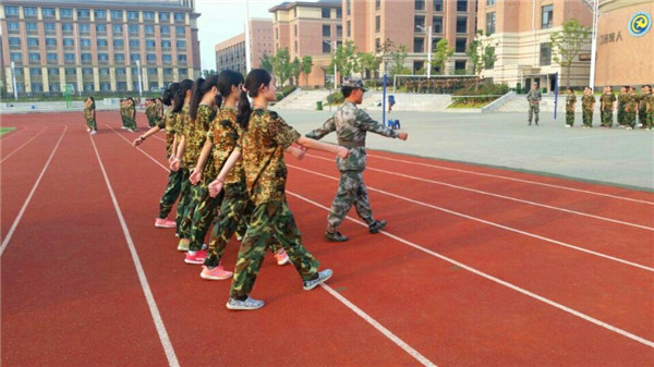 軍訓(xùn)號角吹響 學(xué)子夢想起航(圖7)