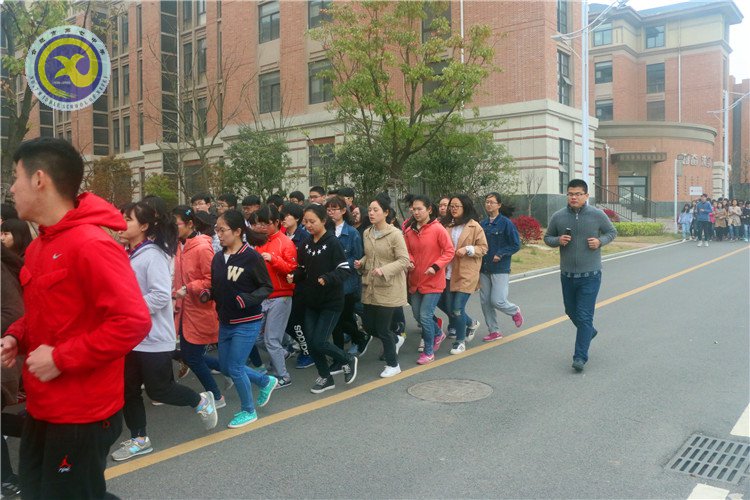 因?yàn)橛心?，一路?yáng)光(圖1)