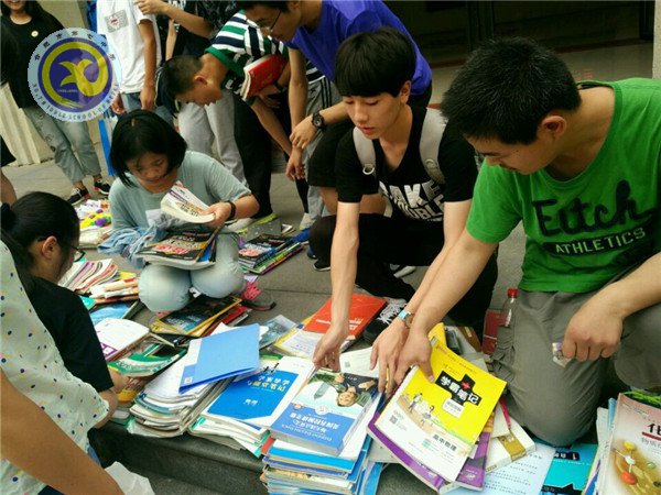 “跳蚤市場”人氣旺，學弟學妹“掃貨”忙(圖2)