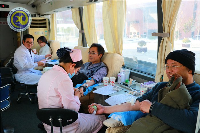 獻(xiàn)血車開進(jìn)校園，愛心溢滿人間(圖8)