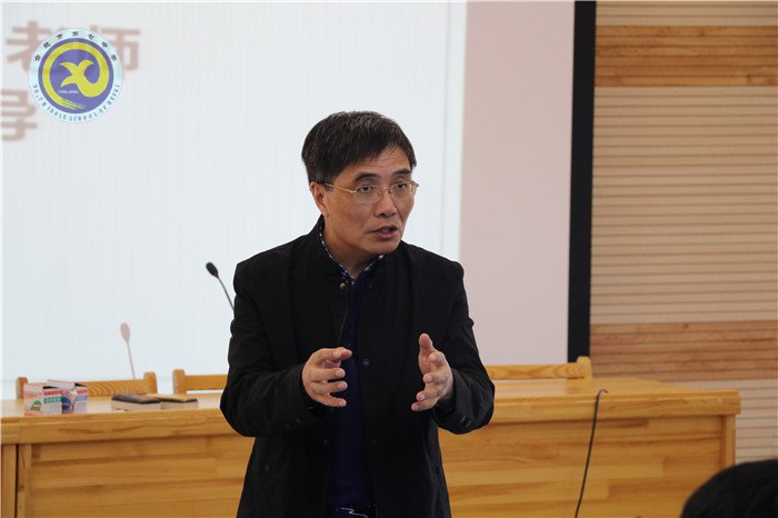同課異構(gòu)共唱英雄悲歌 名師講座細(xì)談長課短教(圖8)