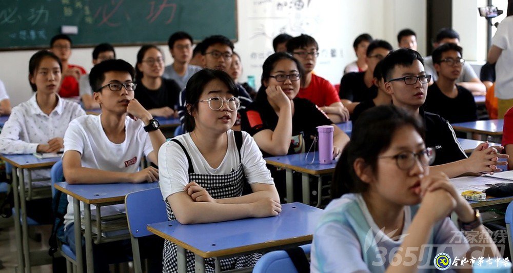 萬(wàn)家熱線(xiàn)：感人！實(shí)拍合肥七中畢業(yè)班最后一課：班級(jí)大合唱《明天你好》（組圖）(圖1)