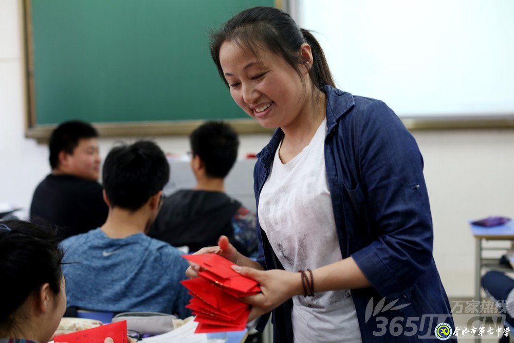 萬(wàn)家熱線(xiàn)：感人！實(shí)拍合肥七中畢業(yè)班最后一課：班級(jí)大合唱《明天你好》（組圖）(圖5)