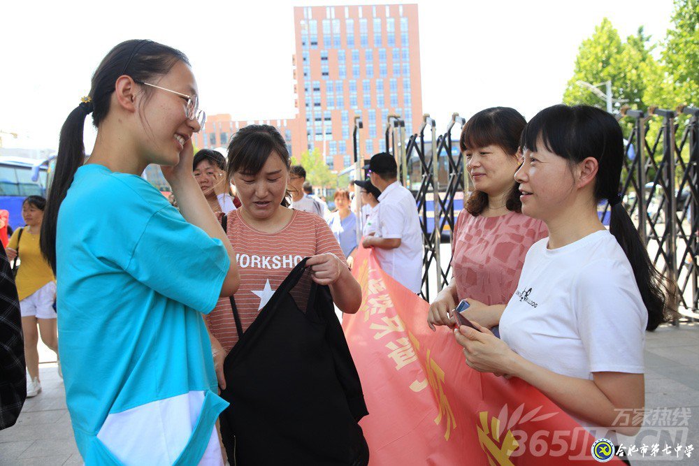 萬(wàn)家熱線(xiàn)：感人！實(shí)拍合肥七中畢業(yè)班最后一課：班級(jí)大合唱《明天你好》（組圖）(圖14)