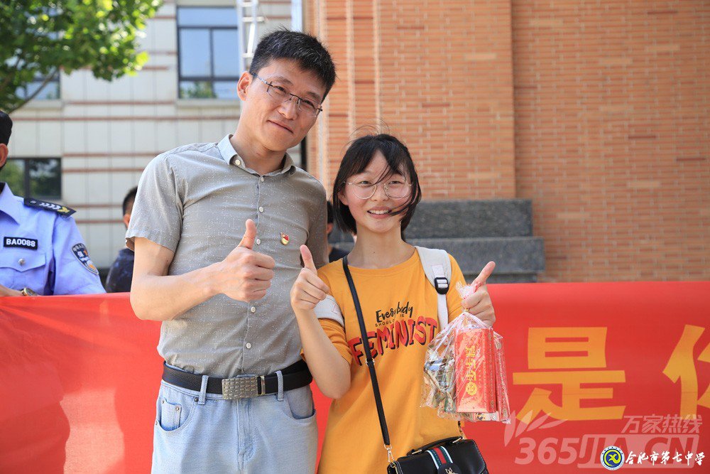 萬(wàn)家熱線(xiàn)：感人！實(shí)拍合肥七中畢業(yè)班最后一課：班級(jí)大合唱《明天你好》（組圖）(圖15)