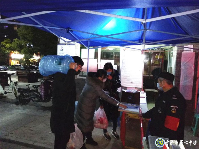 下沉社區(qū)戰(zhàn)“疫”情  為民服務顯擔當(圖3)