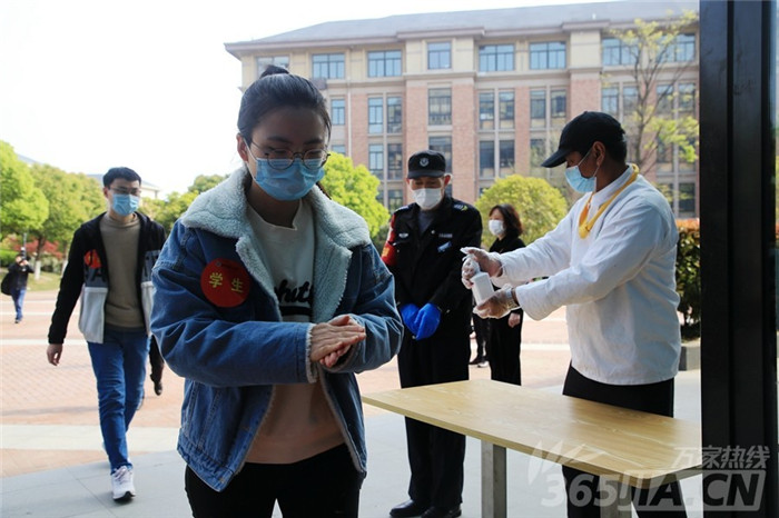 萬家熱線：千余名學子將這樣報到、上課 直擊合肥七中“開學”演練現(xiàn)場(圖10)
