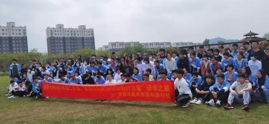 “莫倚高枝縱繁白，也須回首顧螳螂。”(圖2)