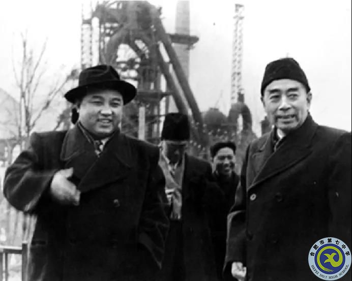 △周恩來(lái)在金日成陪同下參觀興南化肥廠。.jpg