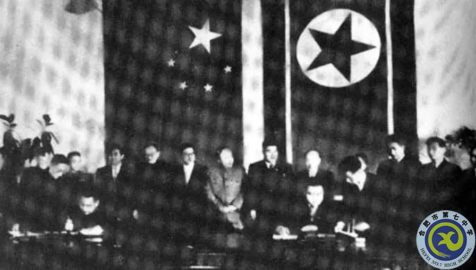 △周恩來(lái)和金日成在有關(guān)志愿軍撤軍回國(guó)的聯(lián)合聲明上簽字。.jpg