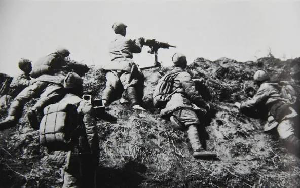 △百團(tuán)大戰(zhàn)，獅腦山戰(zhàn)斗中的我軍機(jī)槍陣地.jpg