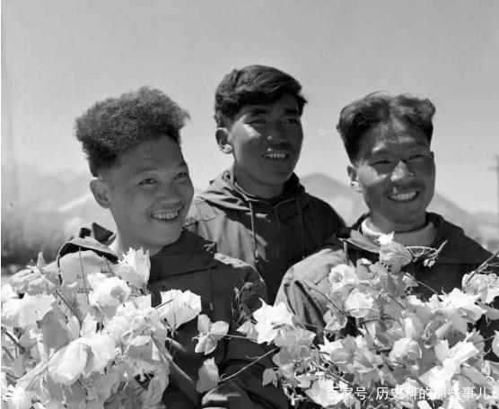 △1960年5月25日凌晨4點20分，中國登山隊隊員成功登上珠穆朗瑪峰。（右起）王富洲、貢布（藏族）和屈銀華.png