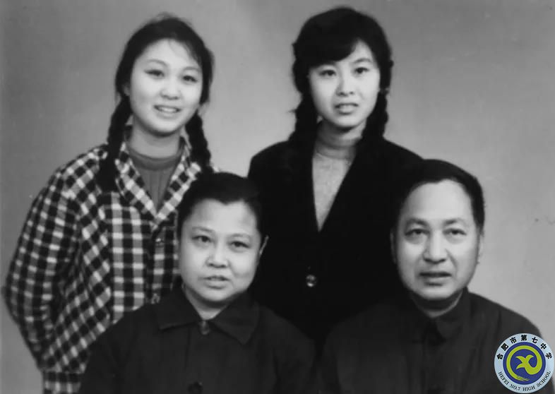 趙一曼之子陳掖賢全家福（后排左一為陳紅）（東北烈士紀念館提供）.jpg