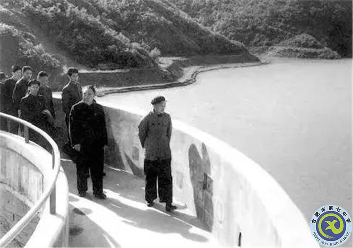 1958年4月，朱德視察佛子嶺水庫連拱壩.jpg