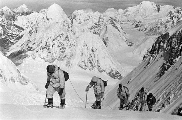 △1960年5月，中國登山隊隊員在海拔7150米的冰雪坡上行進.png