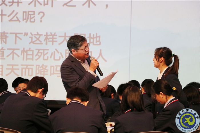 劉孝峰老師與學(xué)生互動(dòng).jpg
