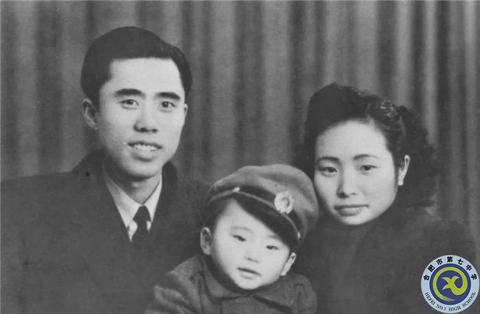 △江姐和丈夫彭詠梧、兒子彭云的合影.jpg