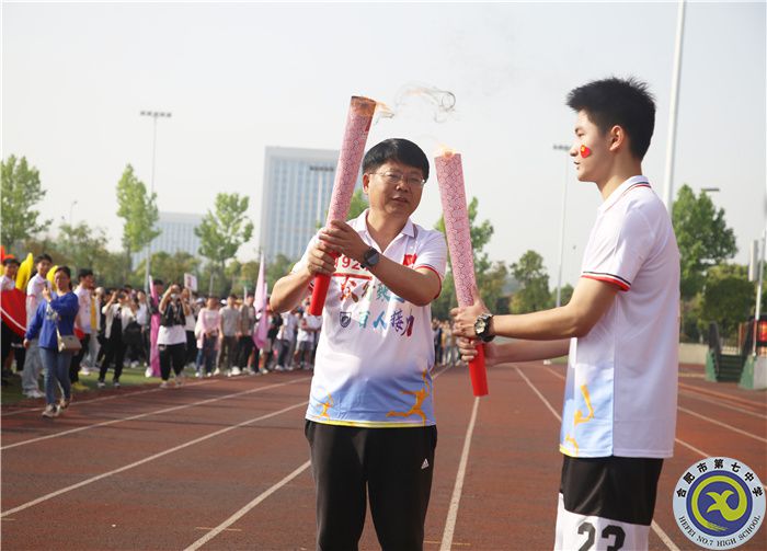 鄧宗國校長手持火炬，開始第一棒接力.jpg
