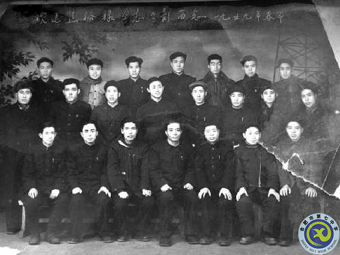 △1959年，焦裕祿與一金工車間的部分工友合影留念（前排左四為焦裕祿）.png