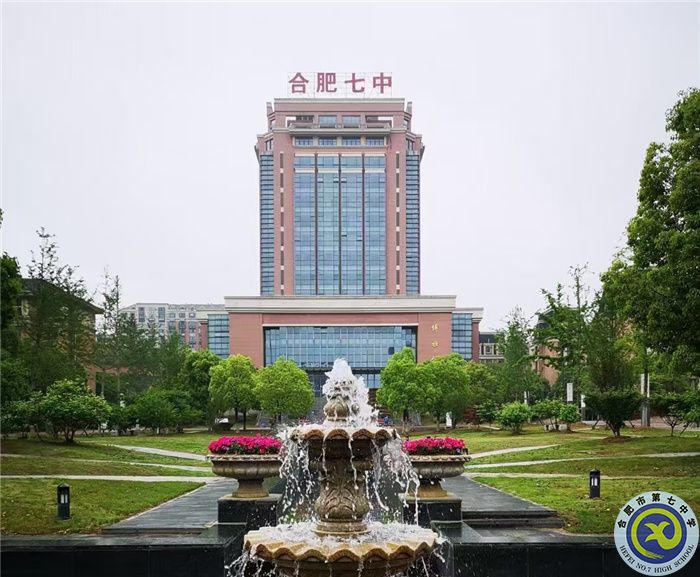 薔薇花開的路口，畢業(yè)留影不言愁(圖1)