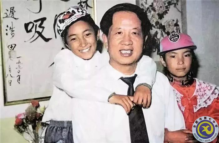 △孔繁森和他領(lǐng)養(yǎng)的藏族兒童在一起。.jpg
