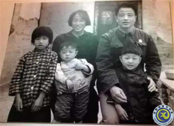 △1979年，孔繁森赴西藏工作時，家屬都在農(nóng)村，三個孩子中最大的只有8歲，最小的只有兩歲。.jpg