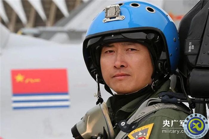 △戴明盟，海軍某艦載機(jī)綜合試驗(yàn)訓(xùn)練基地司令員，曾獲“航母戰(zhàn)斗機(jī)英雄試飛員”榮譽(yù)稱號(hào)，我國(guó)駕駛殲-15在“遼寧艦”成功著艦第一人。.jpg