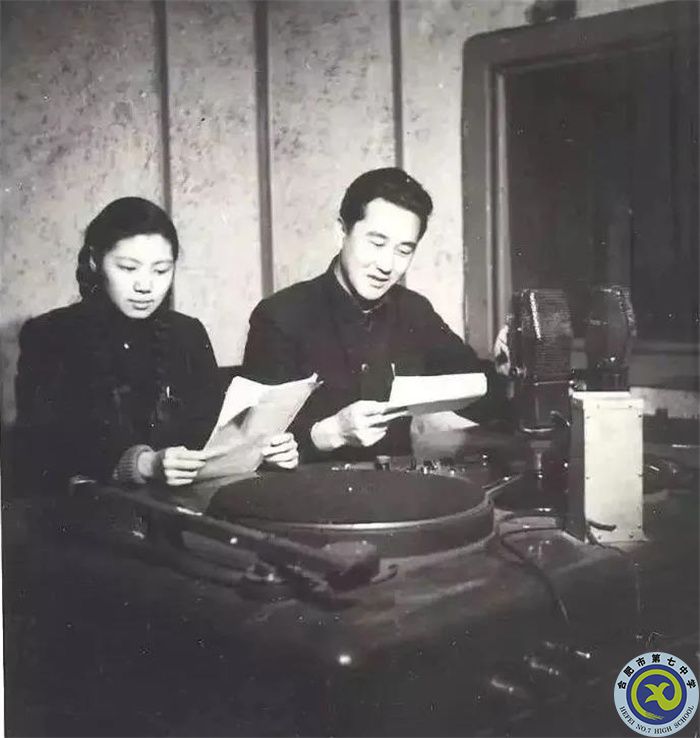 △五十年代初，齊越和潘捷正在播音.jpg