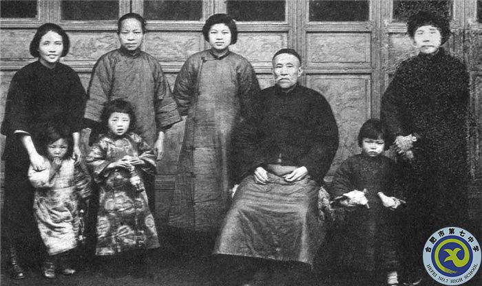 △1927年3月，向警予從莫斯科學(xué)習(xí)回國(guó)，從廣州趕赴武漢，途經(jīng)長(zhǎng)沙時(shí)看望了蔡家親人和兩個(gè)孩子，這也是唯一一張全家合照。前排左一為蔡博，左二為蔡妮，后排左一為向警予。（向警予同志紀(jì)念館提供）.jpg