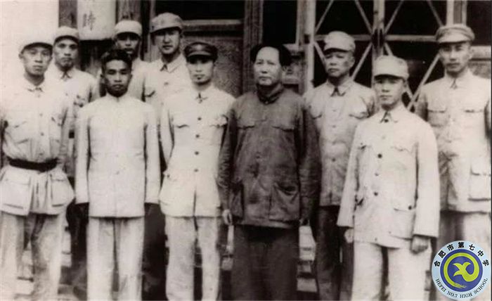 △1949年8月，毛澤東主席接見(jiàn)華東軍區(qū)海軍代表。前排左三為張愛(ài)萍，前排左一為黃勝天.jpg