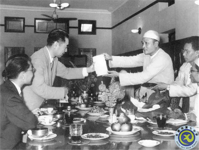 △1954年6月，周恩來(lái)訪問(wèn)緬甸時(shí)同緬甸總理吳努在一起。.jpg