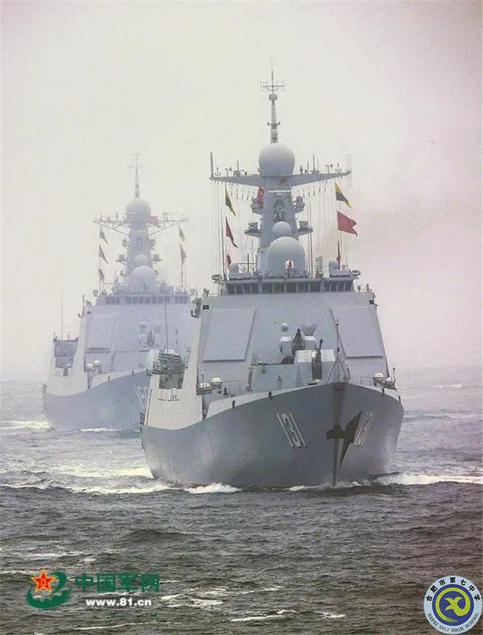 △人民海軍成立70周年海上閱兵，受閱艦艇破浪駛來(lái).jpg