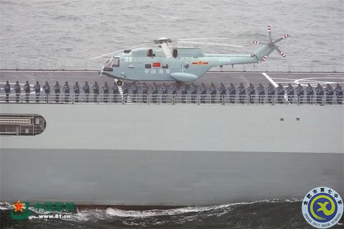 △人民海軍成立70周年海上閱兵，海軍陸戰(zhàn)隊(duì)官兵整齊列隊(duì)，接受檢閱.jpg