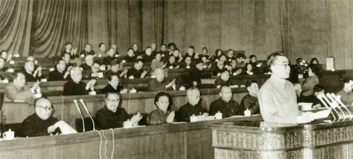 △周恩來總理在三屆全國人大一次會(huì)議上作政府工作報(bào)告.jpg