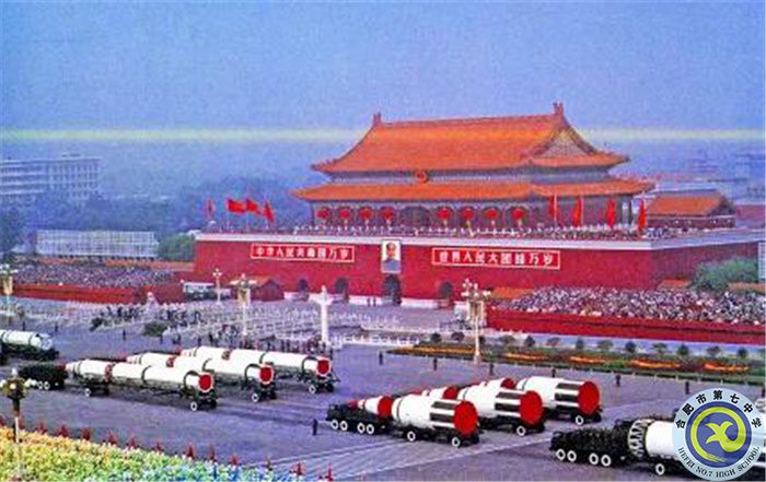 △1984年10月1日，國(guó)慶35周年閱兵式上通過(guò)天安門(mén)廣場(chǎng)的導(dǎo)彈方陣.jpg