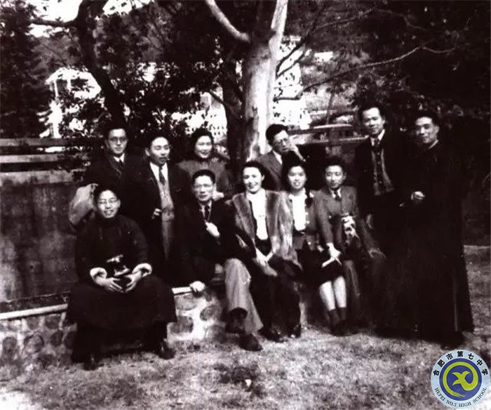 △文藝界人士在香港淺水灣蕭紅墓前合影（前排左起：丁聰、夏衍、白楊、沈?qū)?、葉以群、周而復(fù)、陽翰笙。后排左起：張駿祥、吳祖光、張瑞芳、曹禺）.jpg