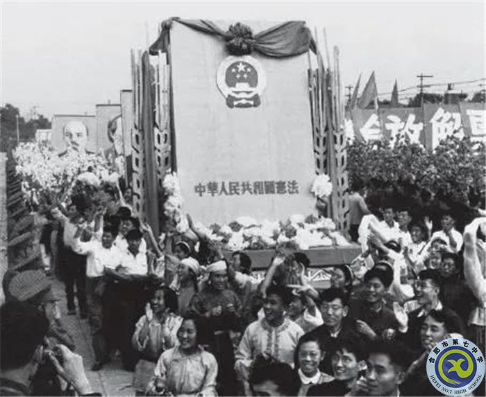 △1954年國(guó)慶節(jié)，游行群眾抬著《中華人民共和國(guó)憲法》模型通過(guò)天安門(mén).jpg