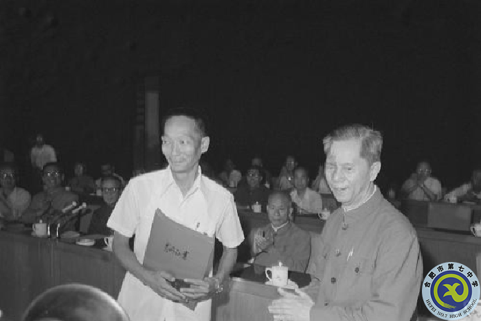 △1981年的授獎大會上，袁隆平（左）代表全體從事雜交水稻研究的科技人員領(lǐng)獎.png