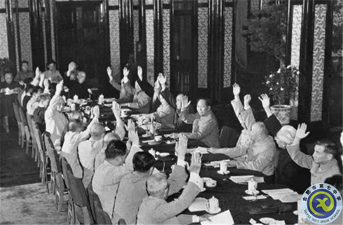 △1954年6月14日，中央人民政府委員會(huì)第三十次會(huì)議通過(guò)《中華人民共和國(guó)憲法草案》和關(guān)于公布憲法草案的決議。圖為出席會(huì)議的全體委員舉手通過(guò)《中華人民共和國(guó)憲法草案》。.jpg
