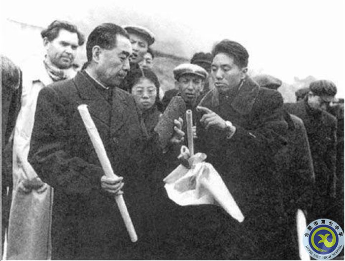 △1958年周恩來總理登上三斗坪中堡島，與隨行專家共同研究三峽工程壩址優(yōu)選方案.jpg